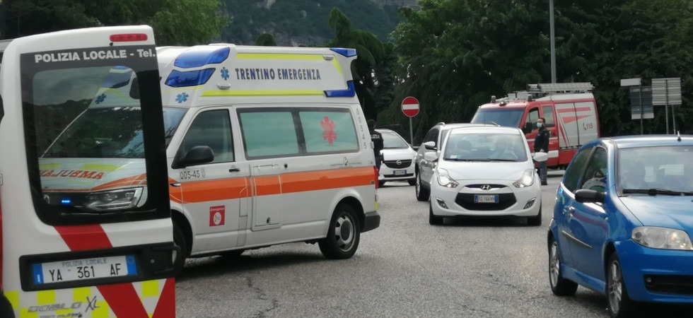 Incidente nella rotatoria, si scontrano una moto e un'auto e il centauro finisce in ospedale in codice rosso